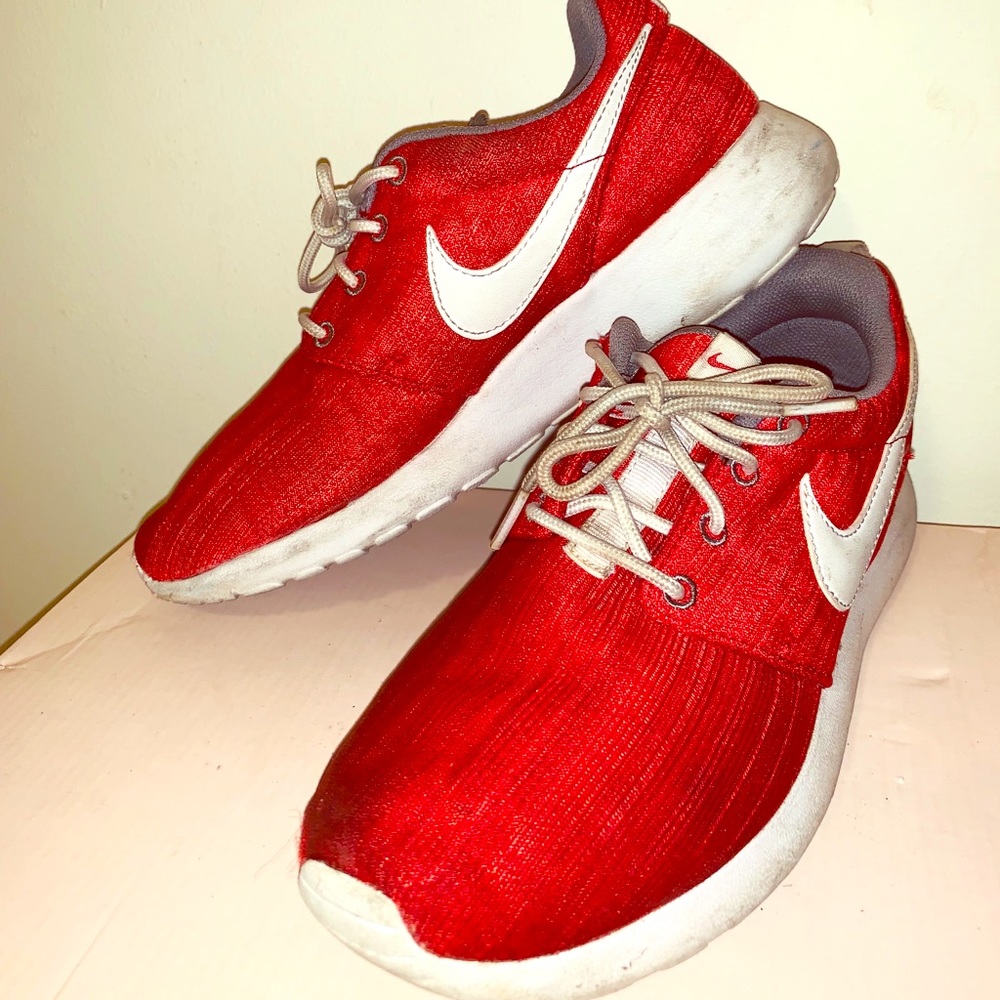 NIKE Red Roshes